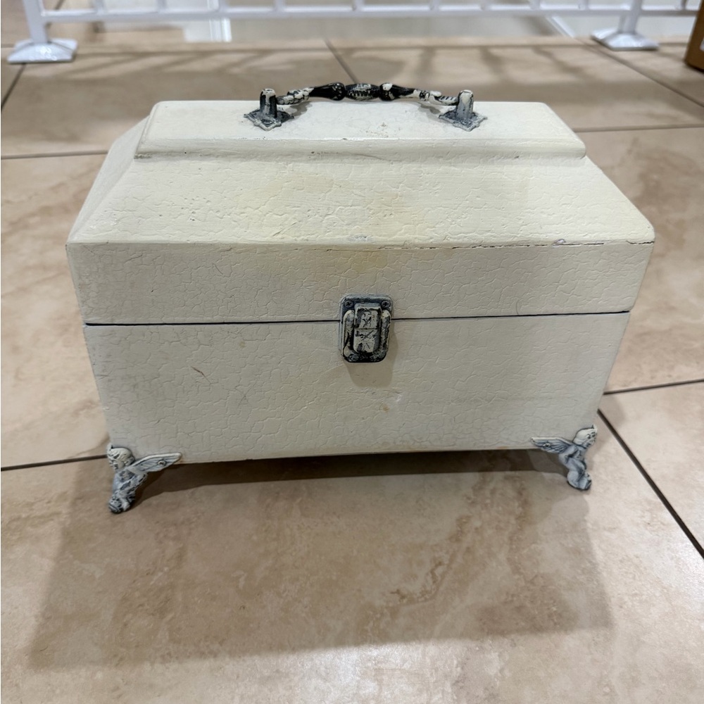 Vintage-Style Cream Jewelry Box with Decorative Feet